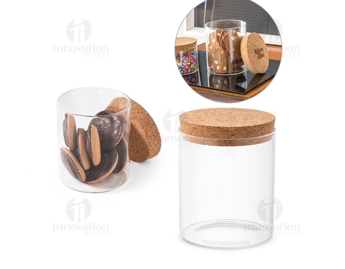 Bule de vidro com pó de rosto, maquiagem, xícara de café, moedas, prato, leite, chocolate, creme, café, chá, dinheiro, taça, objetos, filtro de café, coco e metal. Bule de vidro com pó de rosto, maquiagem, xícara de café, moedas, prato, leite, chocolate, creme, café, chá, dinheiro, taça, objetos, filtro de café, coco e metal.