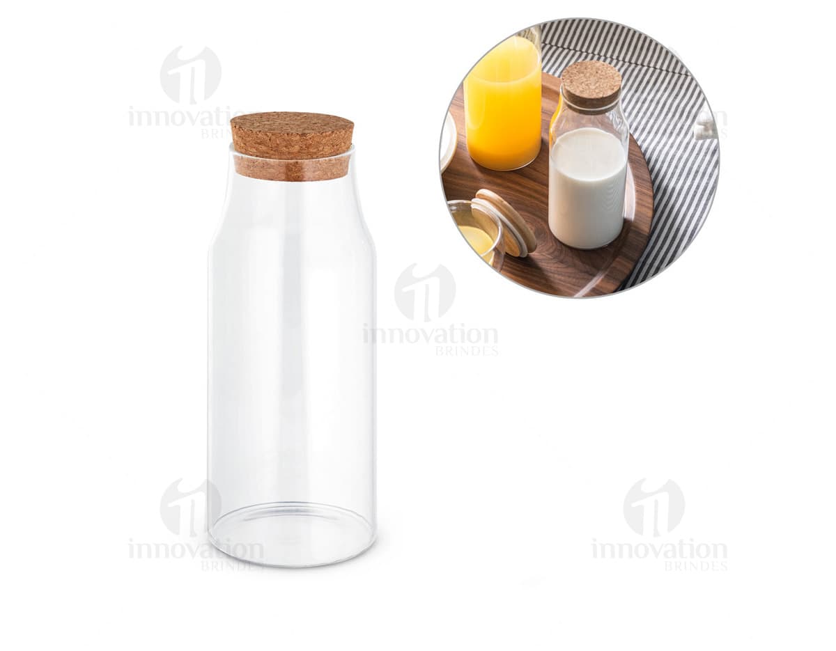 Garrafa de vidro transparente com tampa metálica, contendo líquido verde Esmeralda e rótulo dourado. Garrafa de vidro transparente com tampa metálica, contendo líquido verde Esmeralda e rótulo dourado.