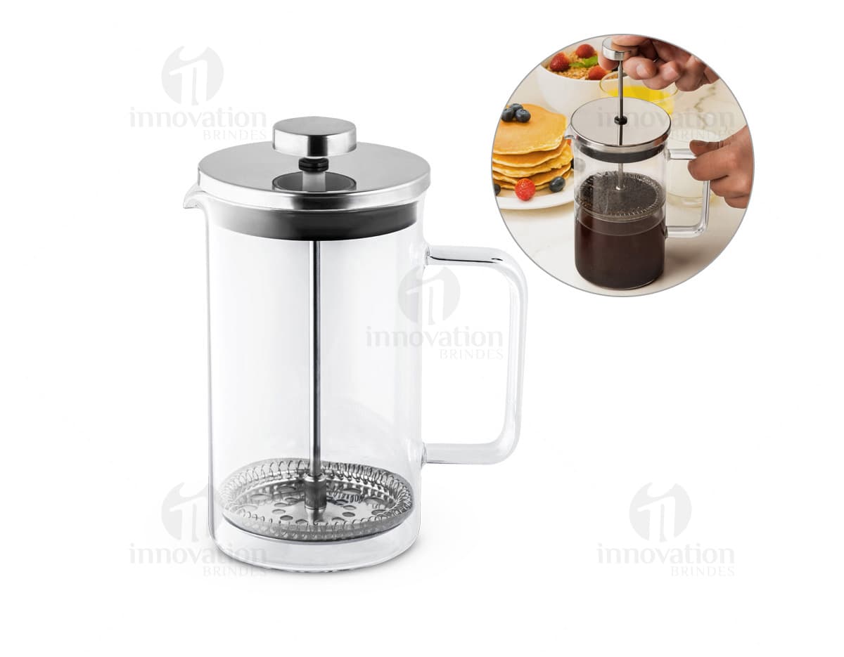 Um cafeteiro de aço inoxidável com alça de madeira e design elegante, sobre uma mesa de cozinha branca. Um cafeteiro de aço inoxidável com alça de madeira e design elegante, sobre uma mesa de cozinha branca.