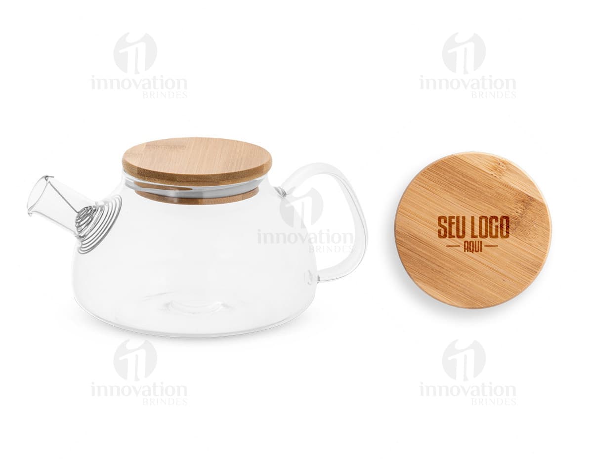 Bule de vidro transparente com tampa de metal e alça de plástico. Bule de vidro transparente com tampa de metal e alça de plástico.