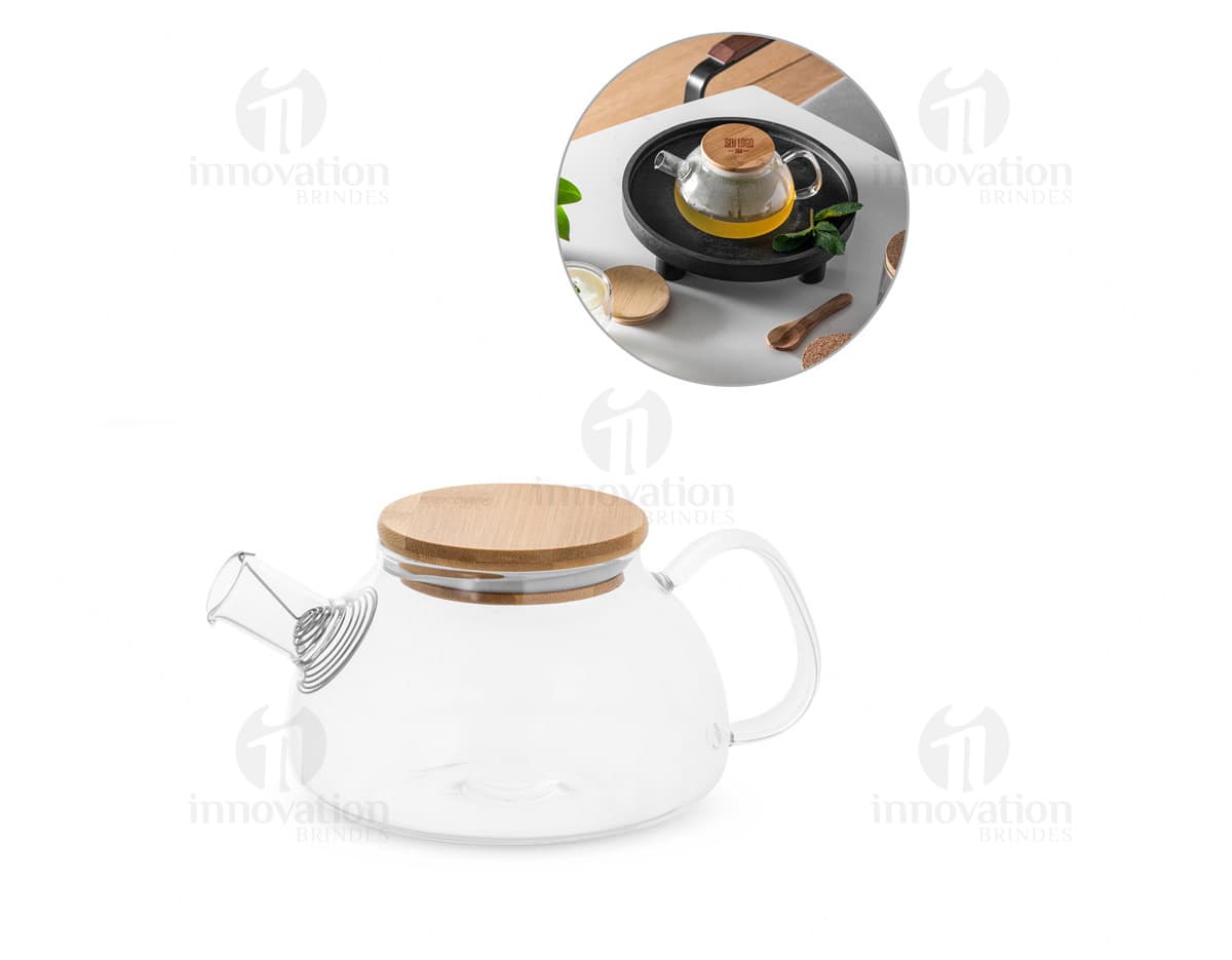 Um bule de vidro transparente, com detalhes em metal cromado e alça ergonômica. Um bule de vidro transparente, com detalhes em metal cromado e alça ergonômica.