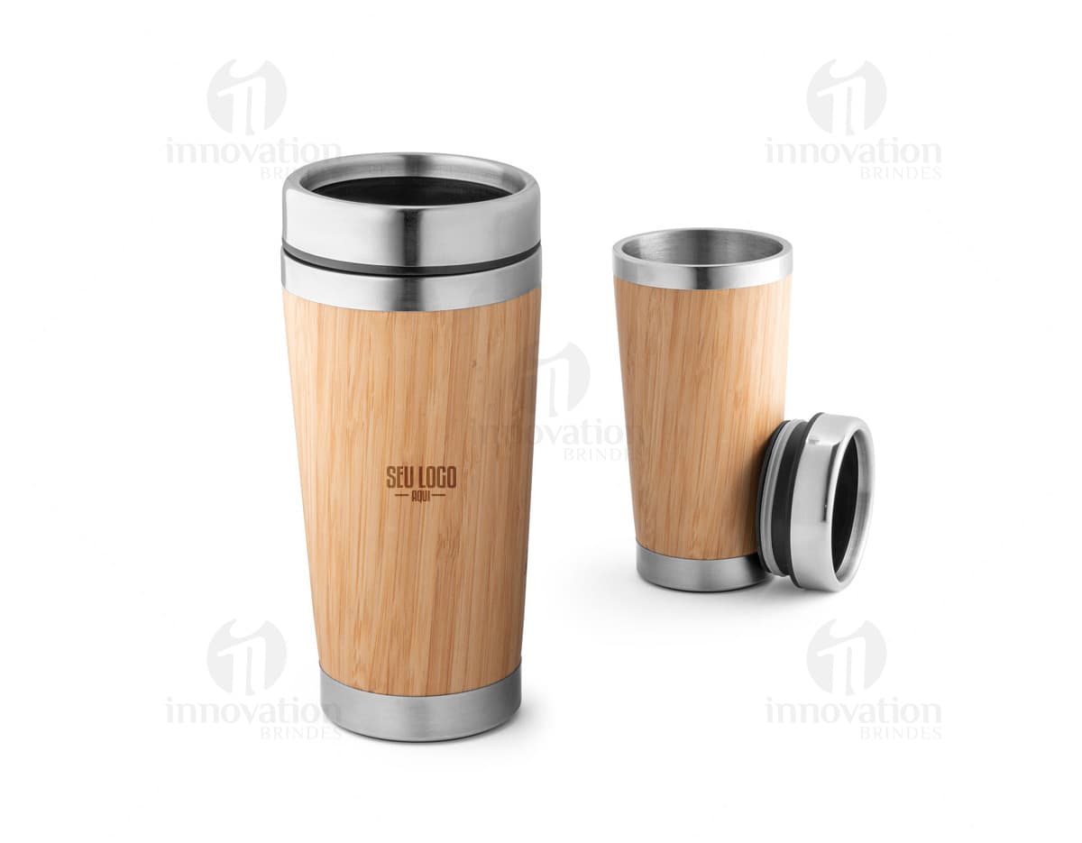 Copo de viagem de 500 ml na cor rosa, feito de material resistente e com tampa de rosca. Copo de viagem de 500 ml na cor rosa, feito de material resistente e com tampa de rosca.