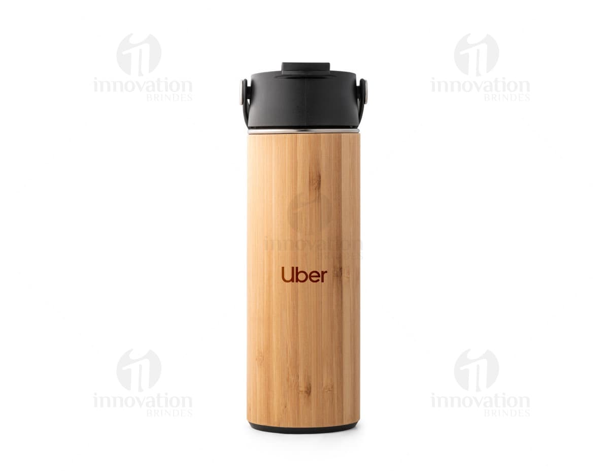 Squeeze de Bambu em fundo branco, feito de material sustentável e com tampa de rosca. O produto possui alça para transporte e capacidade de 500ml. Squeeze de Bambu em fundo branco, feito de material sustentável e com tampa de rosca. O produto possui alça para transporte e capacidade de 500ml.