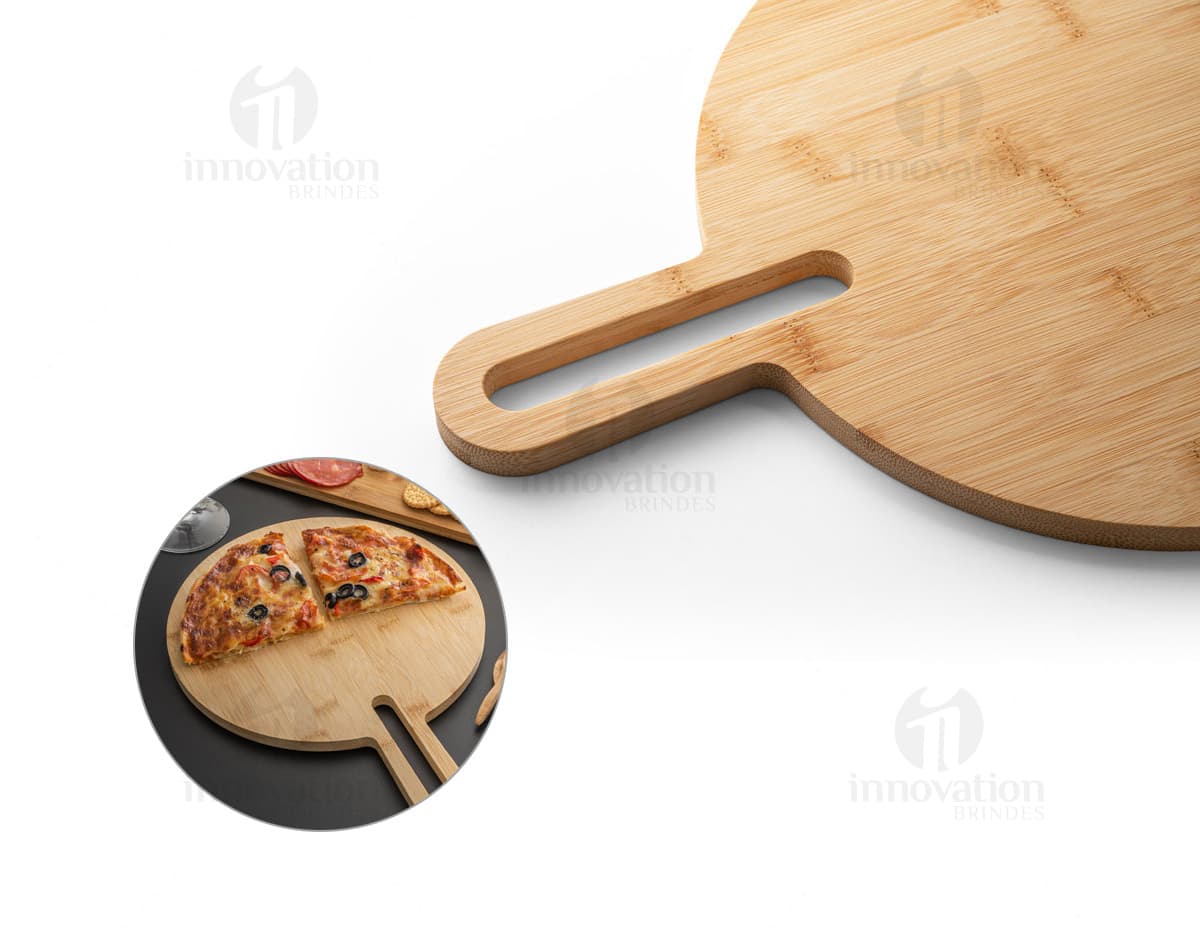 Tábua de madeira rústica com acabamento natural, apresentando textura e tonalidades variadas. Tábua de madeira rústica com acabamento natural, apresentando textura e tonalidades variadas.