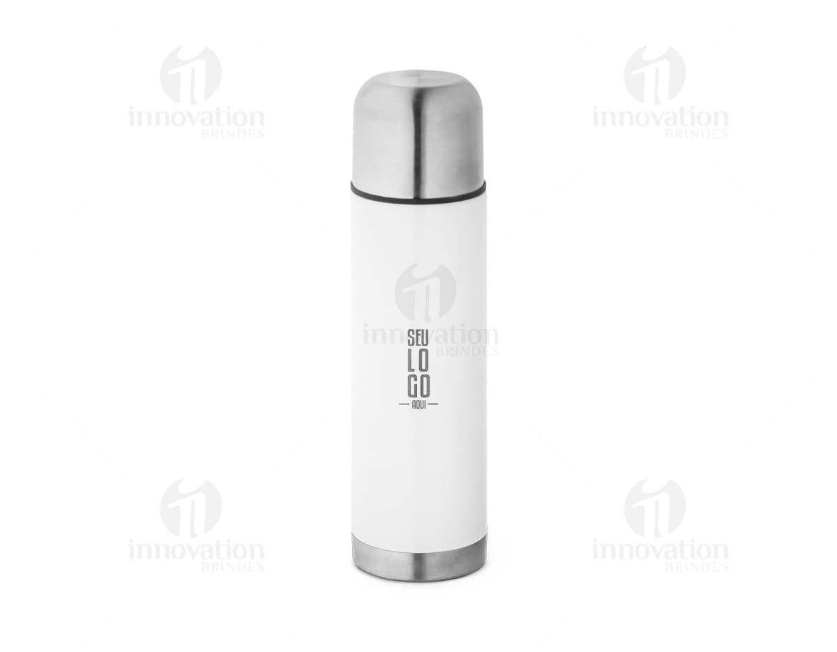 Garrafa térmica de 700ml em aço inoxidável, na cor prata, com tampa rosqueável e alça para transporte. Garrafa térmica de 700ml em aço inoxidável, na cor prata, com tampa rosqueável e alça para transporte.