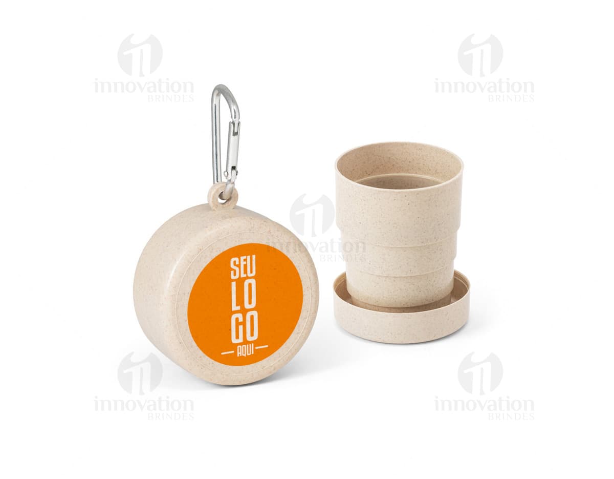 Kit com 6 porta copos em formato redondo, feitos de material resistente e com estampas coloridas de frutas. Kit com 6 porta copos em formato redondo, feitos de material resistente e com estampas coloridas de frutas.