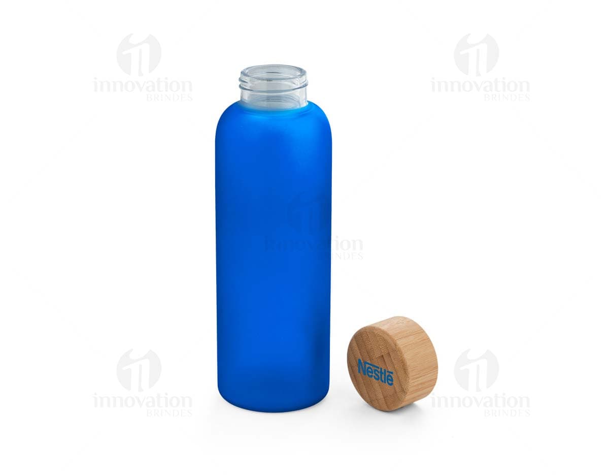 Kit com 6 porta copos em diversas cores e estampas sobre uma mesa de madeira. Kit com 6 porta copos em diversas cores e estampas sobre uma mesa de madeira.