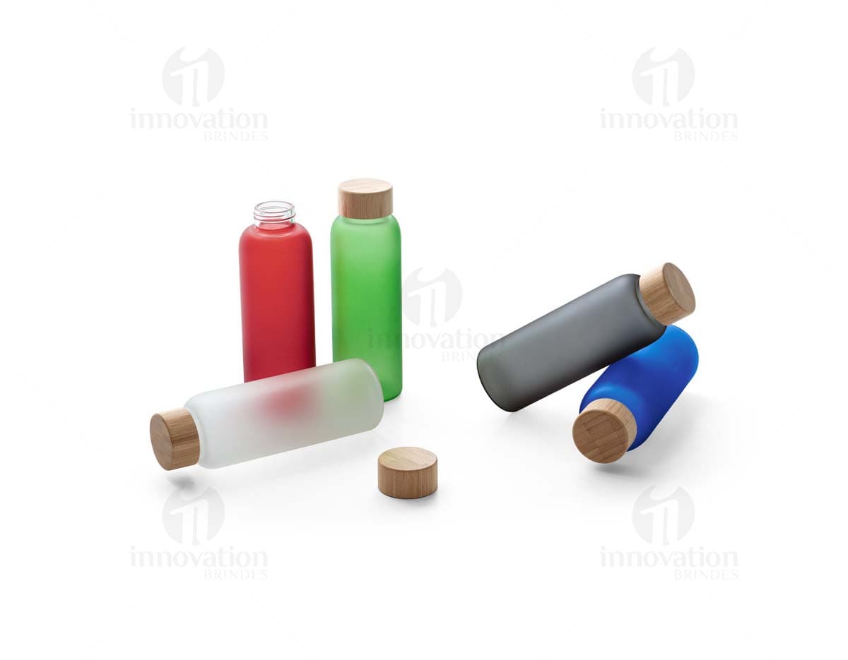 Kit com 6 porta copos em diversas cores e estampas sobre uma mesa de madeira. Kit com 6 porta copos em diversas cores e estampas sobre uma mesa de madeira.