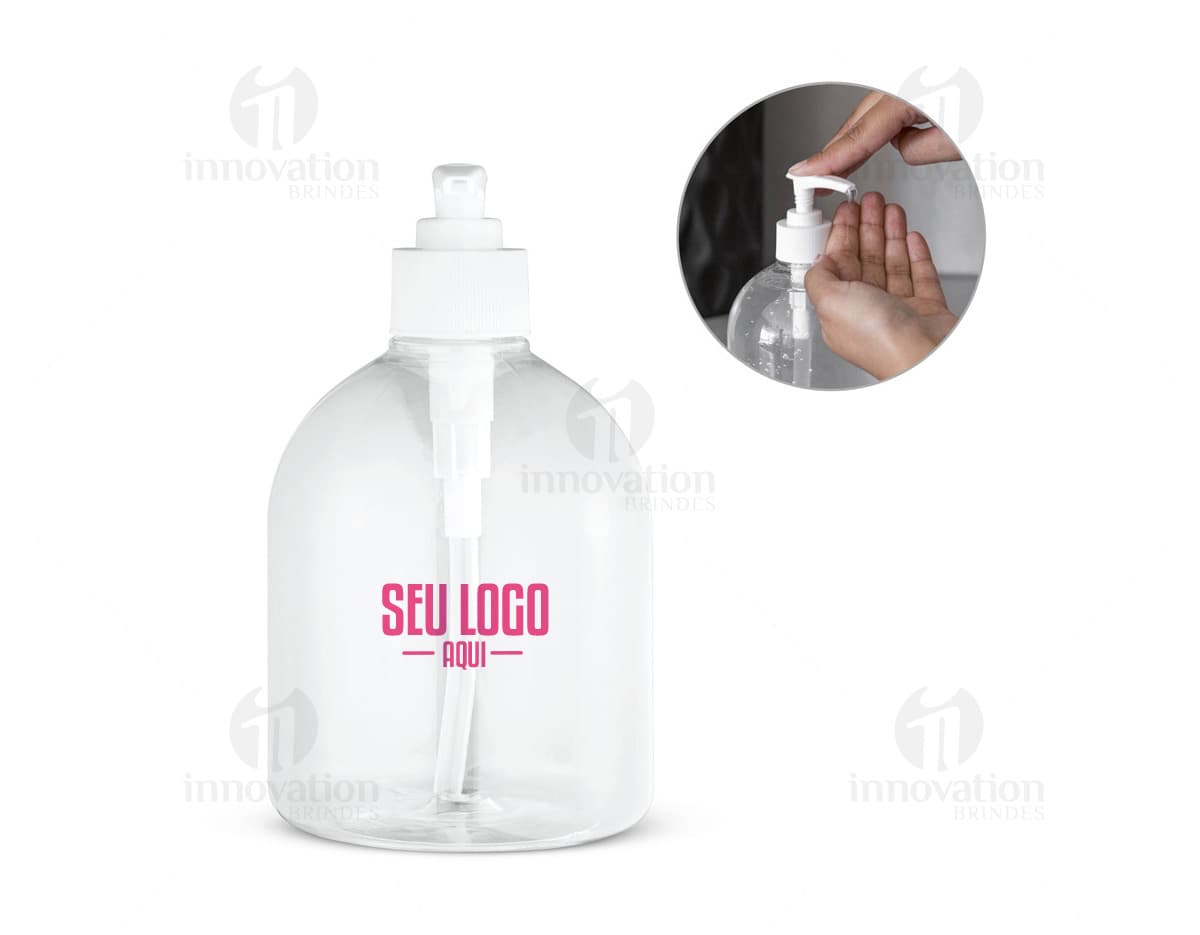 Frasco em vidro transparente com tampa de metal dourada, contendo líquido amarelo dentro. Frasco em vidro transparente com tampa de metal dourada, contendo líquido amarelo dentro.