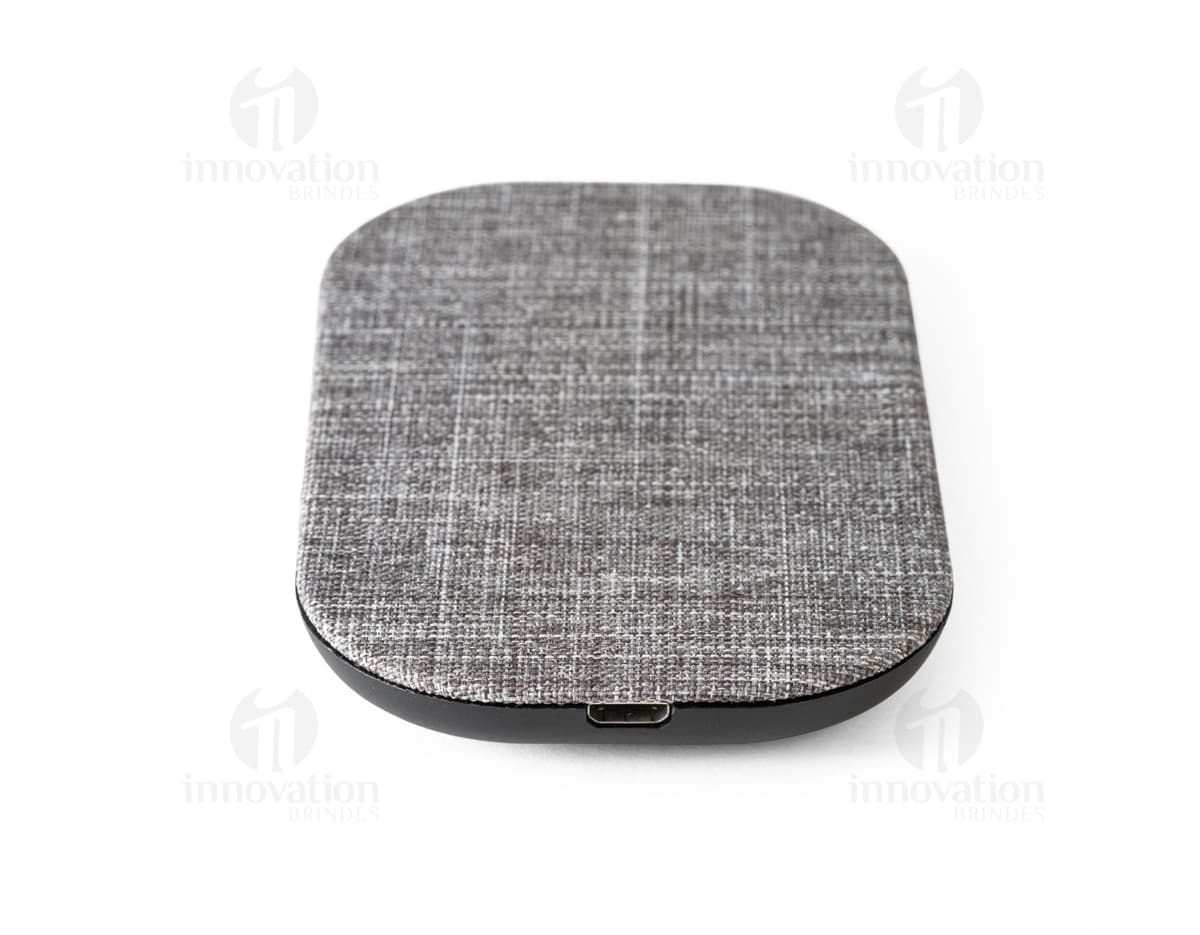 Caixa de som Bluetooth com rádio FM em cor preta, com design moderno e botões de controle visíveis. Caixa de som Bluetooth com rádio FM em cor preta, com design moderno e botões de controle visíveis.