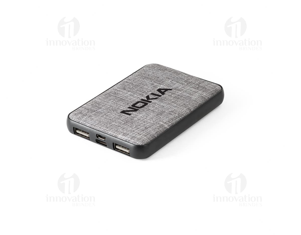 Power bank preto com capacidade de 10000 mAh, com indicador de carga LED e duas portas USB para carregamento de dispositivos. Power bank preto com capacidade de 10000 mAh, com indicador de carga LED e duas portas USB para carregamento de dispositivos.