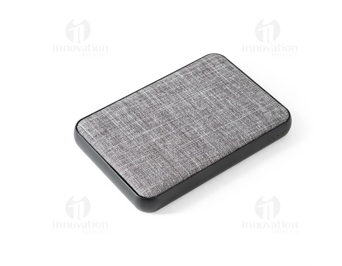 Power bank preto com design elegante e compacto, compatível com smartphones e tablets. Power bank preto com design elegante e compacto, compatível com smartphones e tablets.