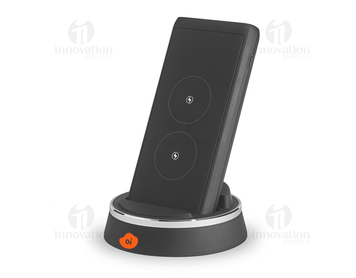 Bateria portátil em prata e preto, moderna e digital, com tela de computador e teclado. Possui alto-falantes estéreo, conexão sem fio, botões de volume e amplificador. Ideal para ouvir música, fazer chamadas telefônicas e armazenar arquivos. Bateria portátil em prata e preto, moderna e digital, com tela de computador e teclado. Possui alto-falantes estéreo, conexão sem fio, botões de volume e amplificador. Ideal para ouvir música, fazer chamadas telefônicas e armazenar arquivos.
