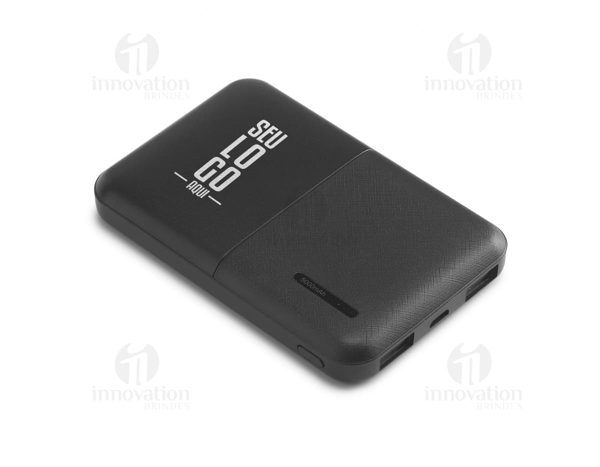 Power Bank 2.200 mAh na cor preta, com indicador de carga e cabo USB incluso. Power Bank 2.200 mAh na cor preta, com indicador de carga e cabo USB incluso.