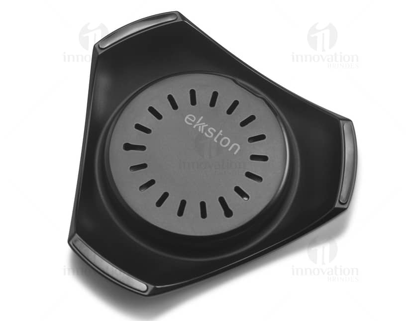 Carregador wireless branco em formato oval sobre uma mesa de madeira, com luzes LED azuis indicando funcionamento.