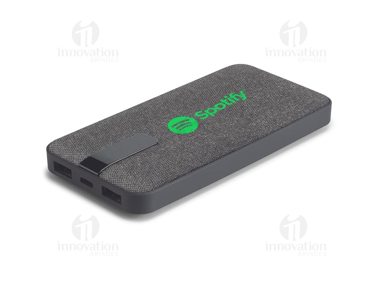 Bateria portátil fora de linha na cor preta com capacidade de 10000mAh. Bateria portátil fora de linha na cor preta com capacidade de 10000mAh.