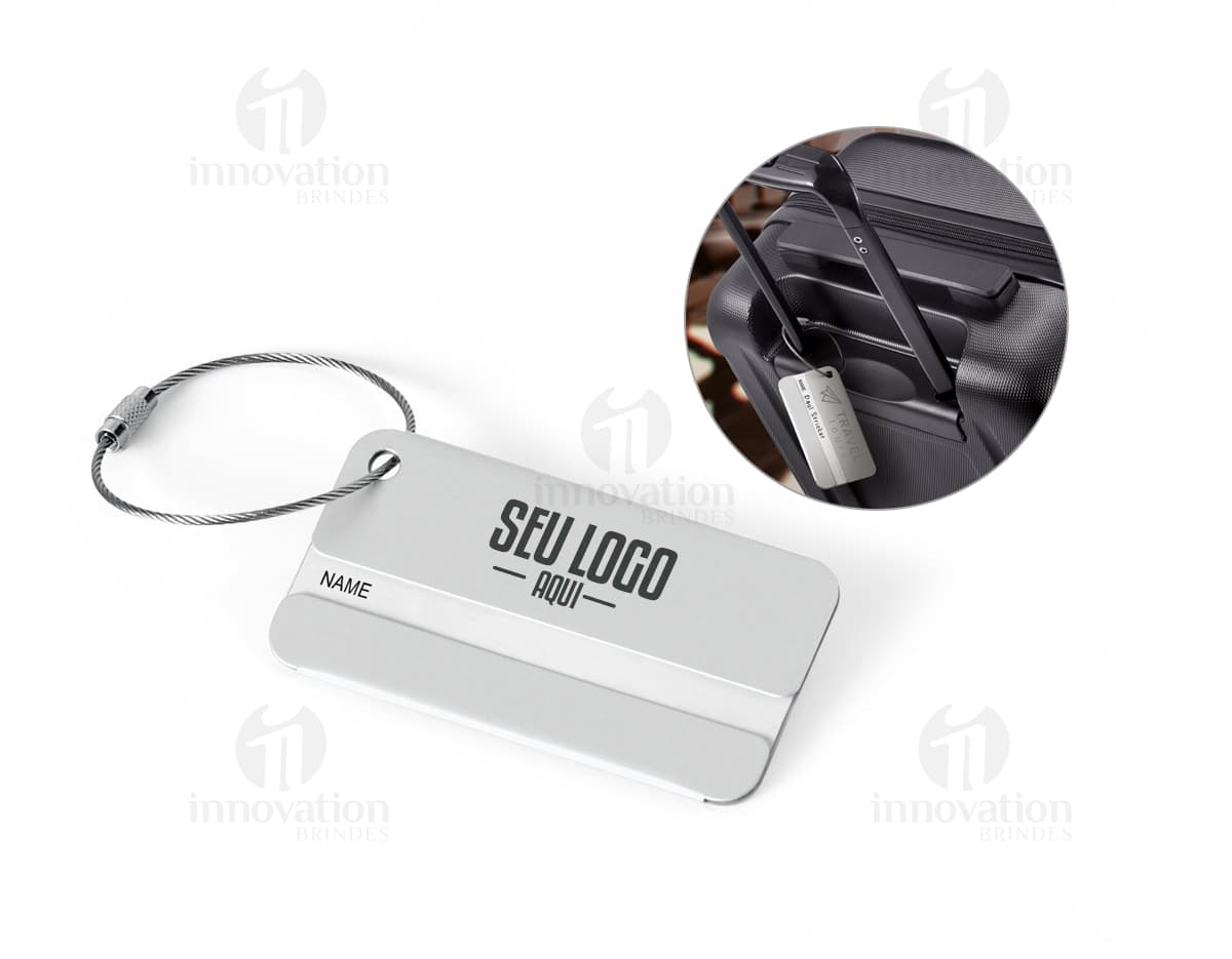 Identificador de bagagem feito em alumínio com cordão, ideal para identificar sua bagagem de forma fácil e prática. Identificador de bagagem feito em alumínio com cordão, ideal para identificar sua bagagem de forma fácil e prática.