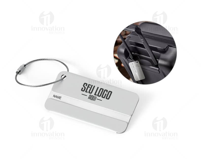 Identificador de bagagem feito em alumínio com cordão, ideal para identificar sua bagagem de forma fácil e prática.