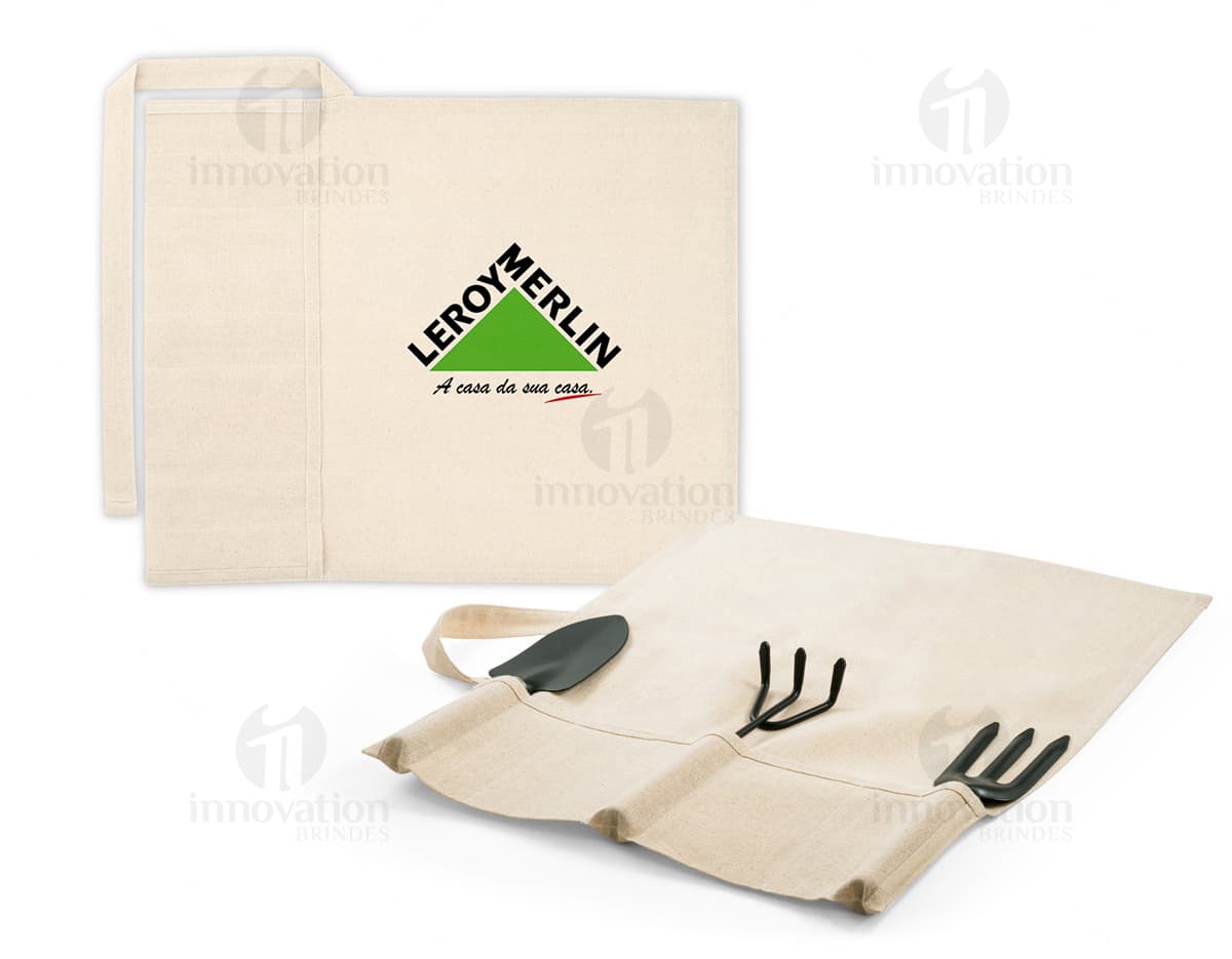Conjunto de jardinagem contendo pá, rastelo, luvas, regador e vasos de planta em fundo branco. Conjunto de jardinagem contendo pá, rastelo, luvas, regador e vasos de planta em fundo branco.