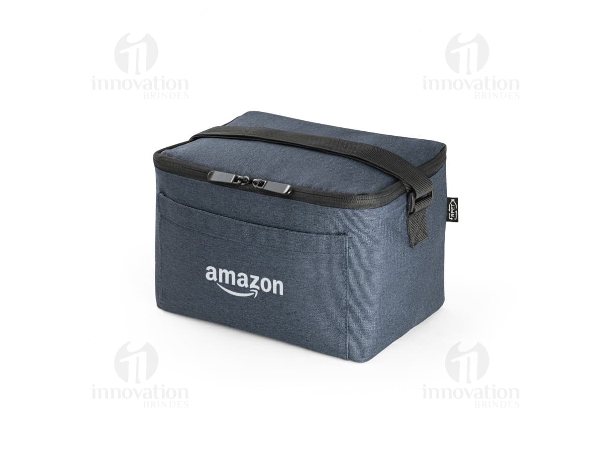 Bolsa térmica 7L em couro preto com fecho metálico e alça de transporte. Ideal para armazenar alimentos e bebidas, mantendo a temperatura por mais tempo. Elegante e prática, perfeita para viagens e passeios. Bolsa térmica 7L em couro preto com fecho metálico e alça de transporte. Ideal para armazenar alimentos e bebidas, mantendo a temperatura por mais tempo. Elegante e prática, perfeita para viagens e passeios.