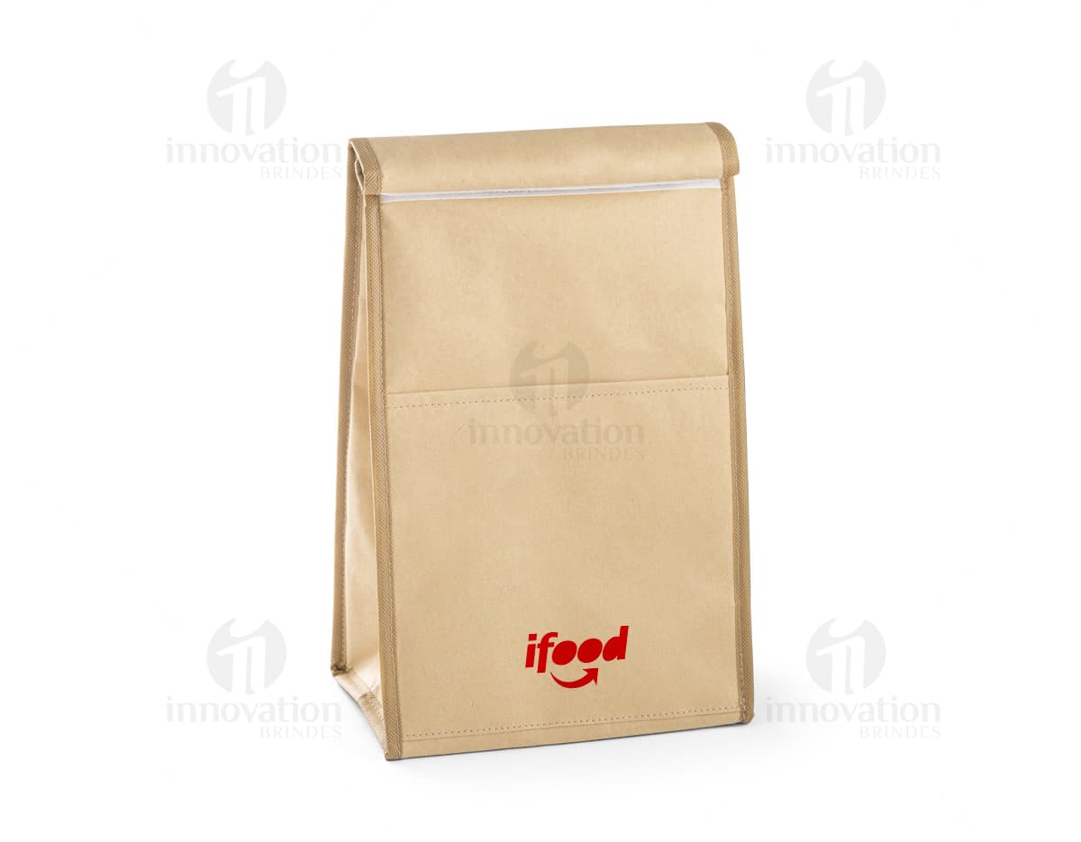 Bolsa térmica de 4 litros em material resistente, na cor azul marinho, com alça ajustável e fecho em zíper. Bolsa térmica de 4 litros em material resistente, na cor azul marinho, com alça ajustável e fecho em zíper.