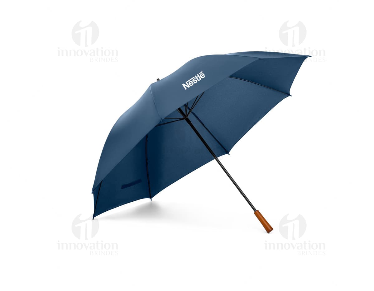 Guarda-chuva grande com varetas de fibra em um fundo neutro. Guarda-chuva grande com varetas de fibra em um fundo neutro.