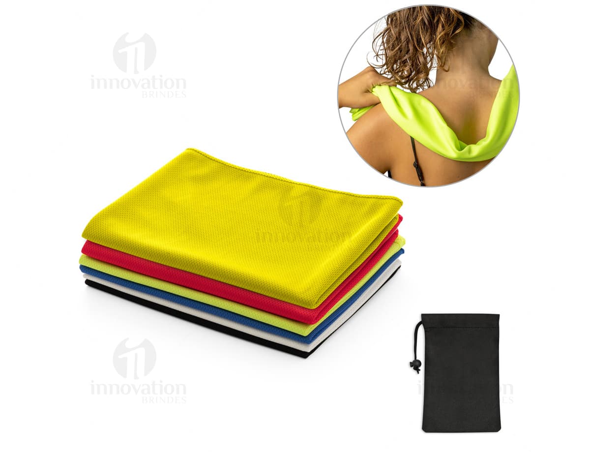 Bolsa para sapatos preta com fecho de zíper e alça ajustável. Bolsa para sapatos preta com fecho de zíper e alça ajustável.