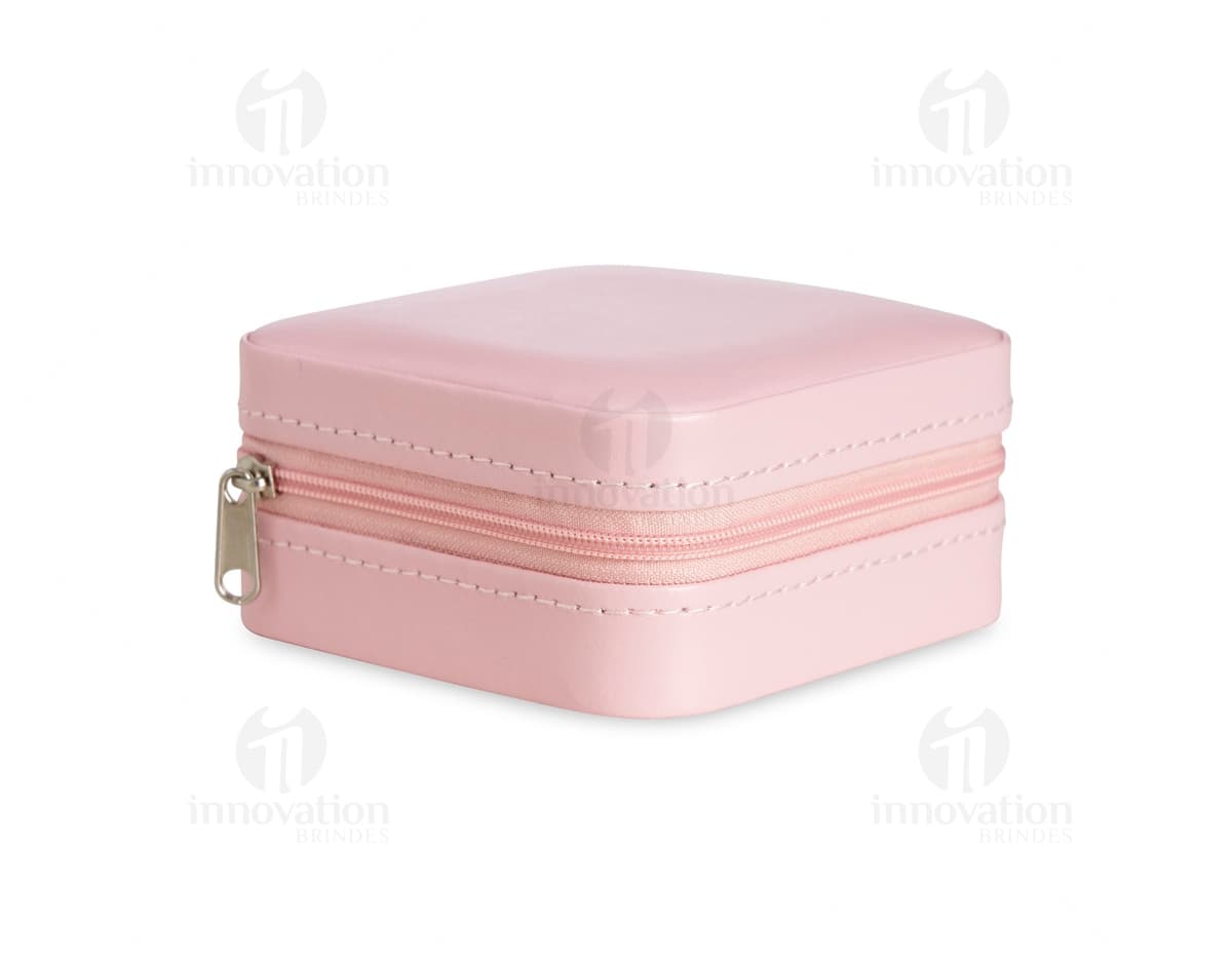 Porta joias em couro sintético aveludado, na cor preta, com fecho dourado e interior forrado. Porta joias em couro sintético aveludado, na cor preta, com fecho dourado e interior forrado.