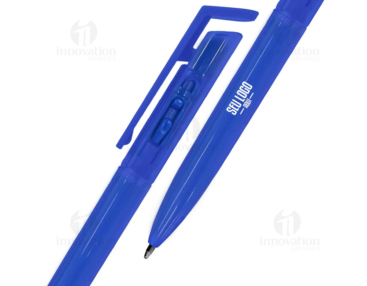Caneta esferográfica plástica com tampa preta em fundo branco. Caneta esferográfica plástica com tampa preta em fundo branco.