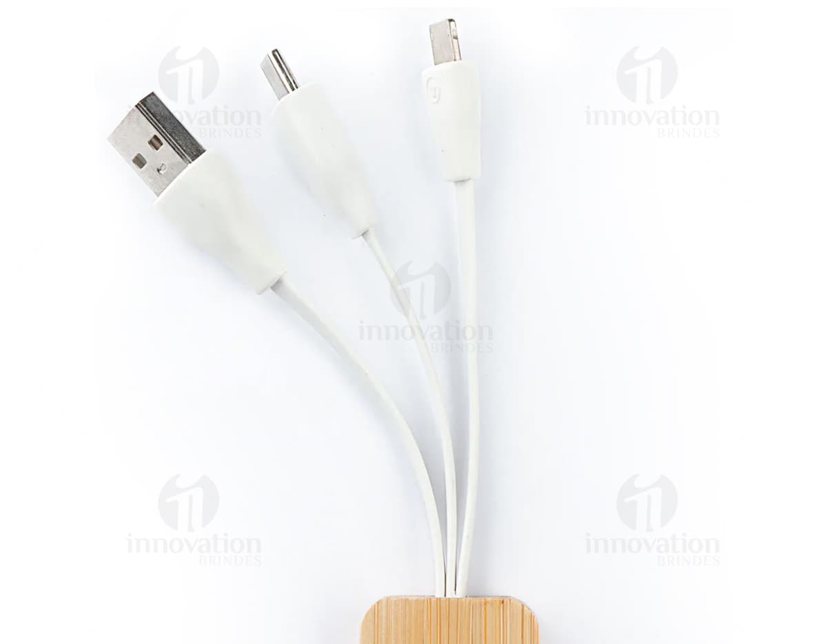 Chaveiro com cabo USB em formato de coração. Chaveiro com cabo USB em formato de coração.