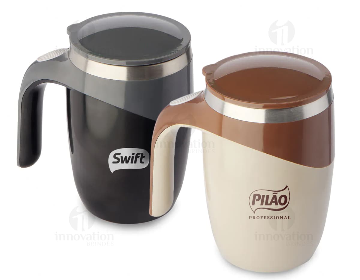 Caneca Mixer preta sobre fundo branco. Caneca possui um compartimento na parte inferior com um mixer acoplado. Alça ergonômica e design moderno. Caneca Mixer preta sobre fundo branco. Caneca possui um compartimento na parte inferior com um mixer acoplado. Alça ergonômica e design moderno.