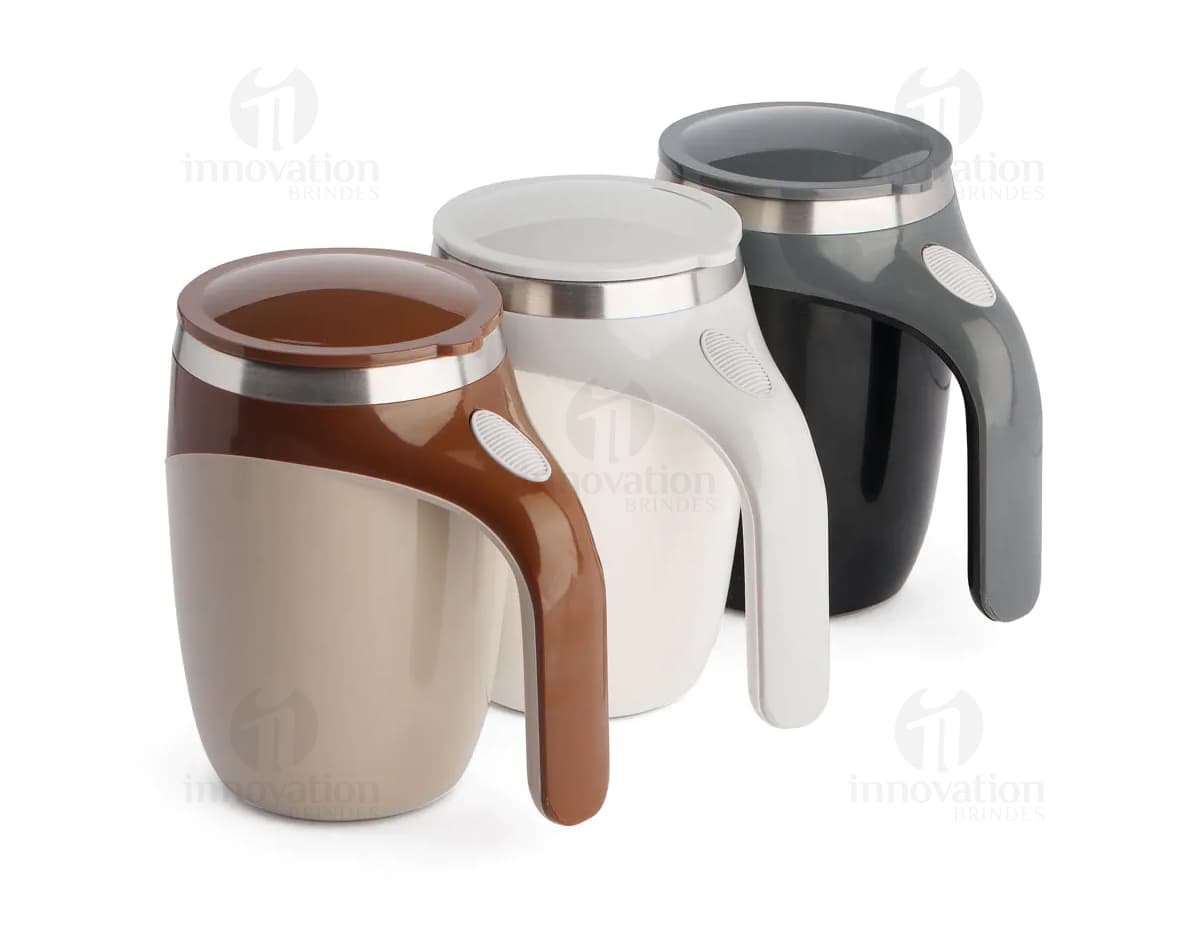 Caneca Mixer preta sobre fundo branco. Caneca possui um compartimento na parte inferior com um mixer acoplado. Alça ergonômica e design moderno. Caneca Mixer preta sobre fundo branco. Caneca possui um compartimento na parte inferior com um mixer acoplado. Alça ergonômica e design moderno.