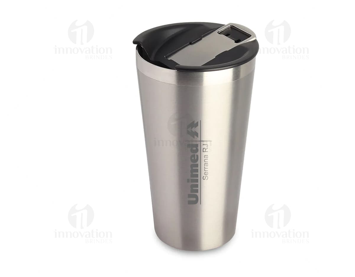 Copo térmico de 500ml em aço inoxidável, com tampa e alça na cor preta. Copo térmico de 500ml em aço inoxidável, com tampa e alça na cor preta.