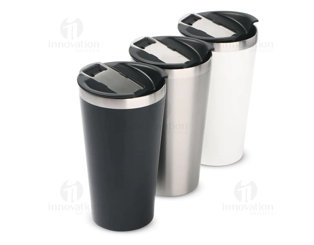 Kit com 6 porta copos em formato quadrado, feitos de material resistente e com estampas coloridas e variadas. Cada porta copos possui uma camada de proteção antiderrapante na parte de baixo. Kit com 6 porta copos em formato quadrado, feitos de material resistente e com estampas coloridas e variadas. Cada porta copos possui uma camada de proteção antiderrapante na parte de baixo.