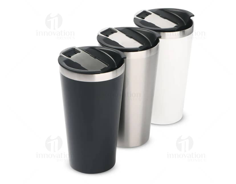 Kit com 6 porta copos em formato quadrado, feitos de material resistente e com estampas coloridas e variadas. Cada porta copos possui uma camada de proteção antiderrapante na parte de baixo.
