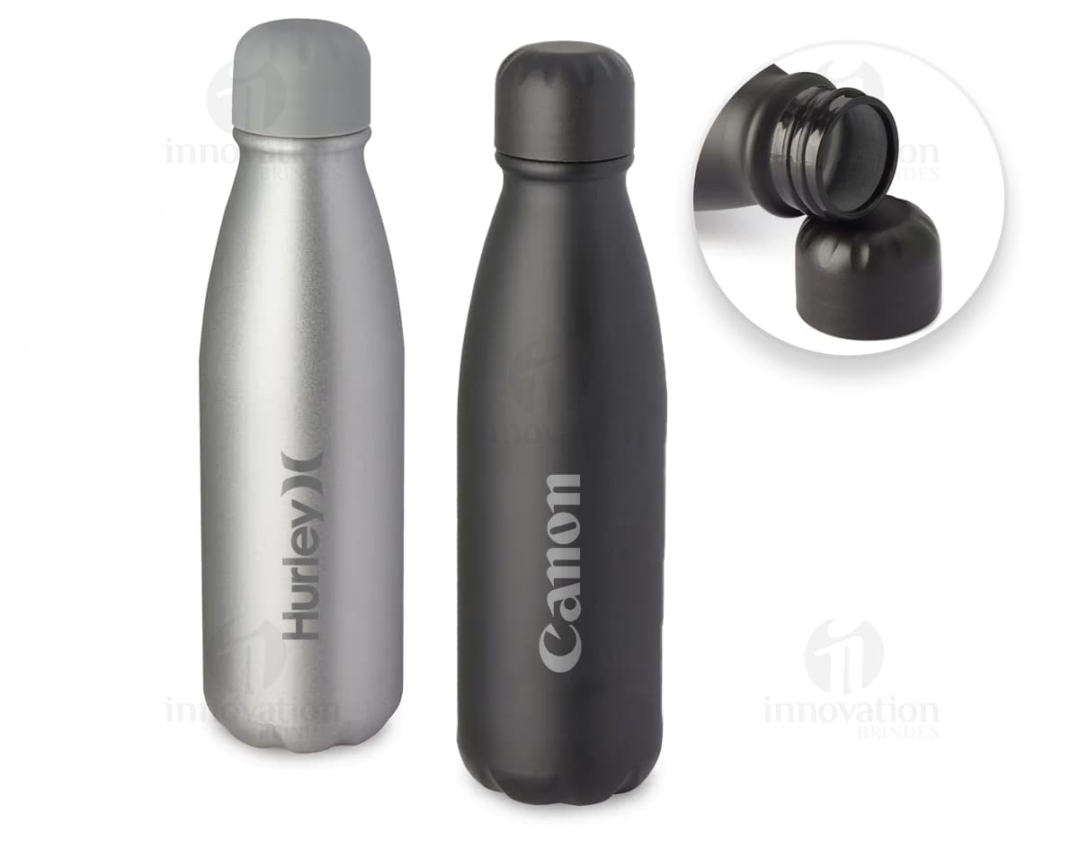 Garrafa térmica de 780ml em aço inoxidável com tampa rosqueável e alça para transporte. Cor prateada e design elegante. Garrafa térmica de 780ml em aço inoxidável com tampa rosqueável e alça para transporte. Cor prateada e design elegante.