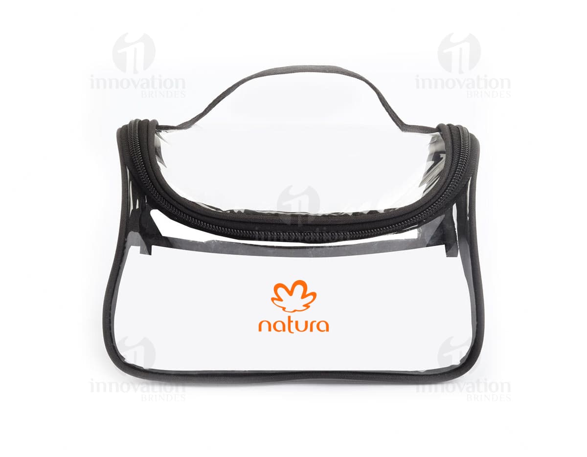 Necessaire em microfibra e couro sintético preto, elegante e moderno para viagens e armazenamento de acessórios pessoais. Necessaire em microfibra e couro sintético preto, elegante e moderno para viagens e armazenamento de acessórios pessoais.