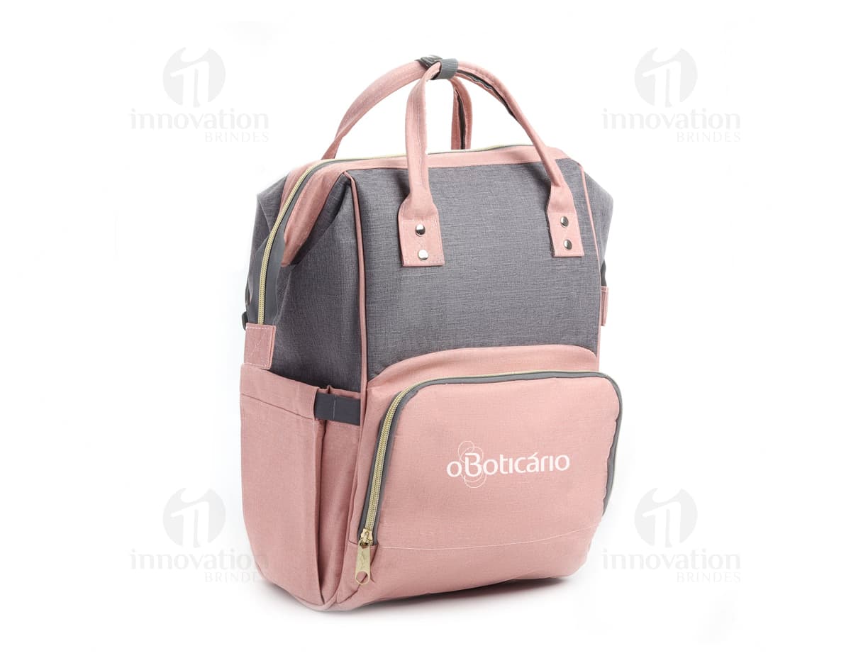Mochila maternidade preta com diversos compartimentos e bolsos, feita de material resistente e alças acolchoadas. Mochila maternidade preta com diversos compartimentos e bolsos, feita de material resistente e alças acolchoadas.