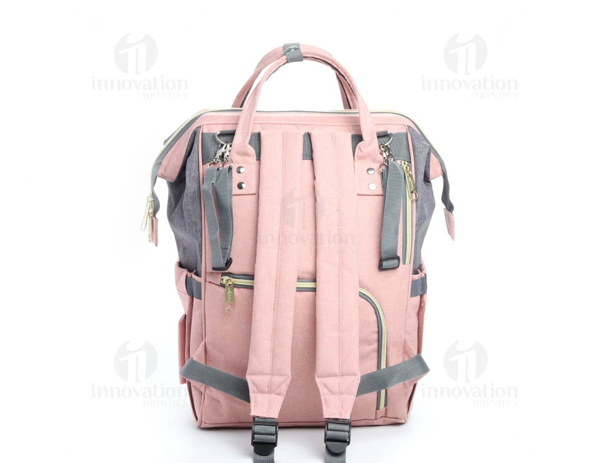 Mochila maternidade na cor preta, com diversos compartimentos e bolsos para organizar os itens do bebê. Alças acolchoadas e ajustáveis para maior conforto ao transportar. Mochila maternidade na cor preta, com diversos compartimentos e bolsos para organizar os itens do bebê. Alças acolchoadas e ajustáveis para maior conforto ao transportar.