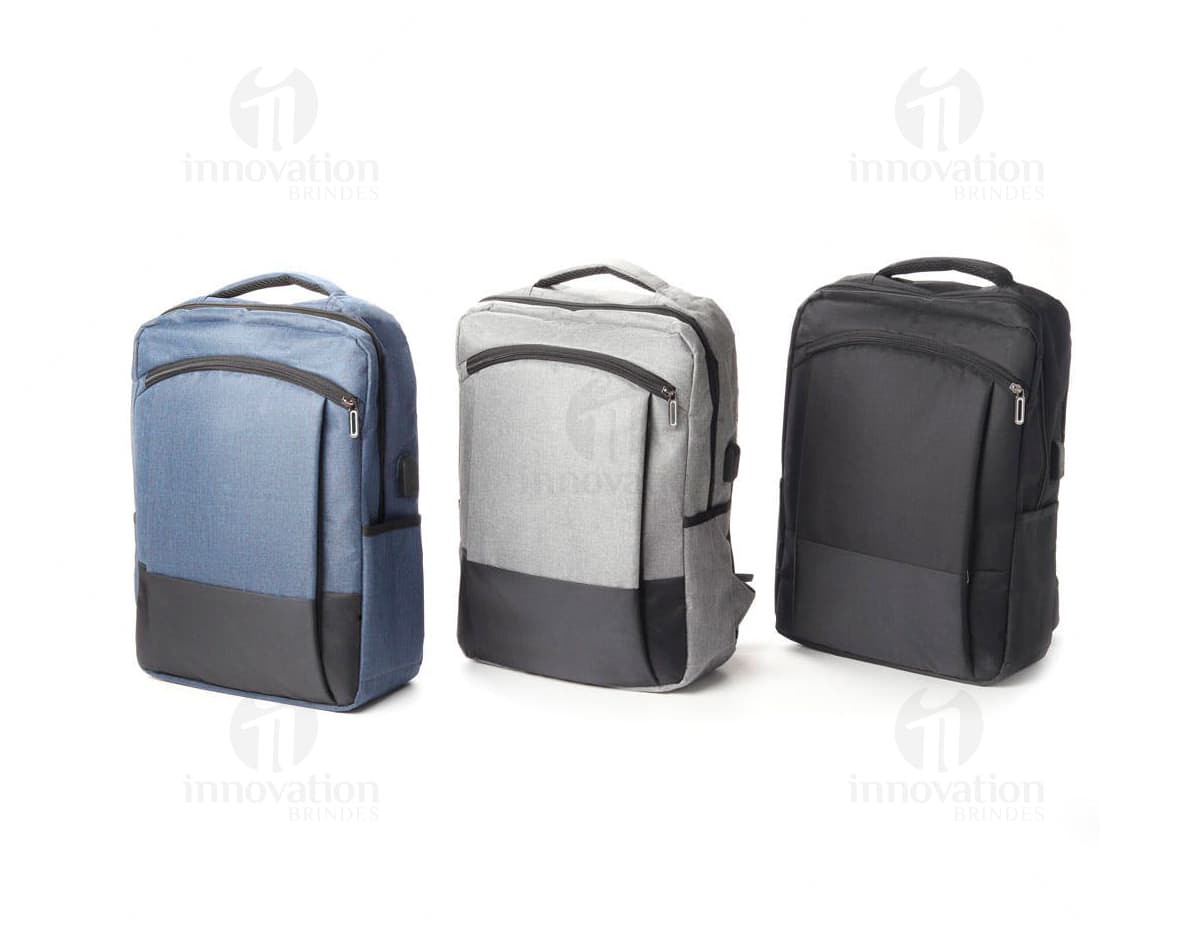 Mochila preta para notebook de 15 polegadas com saída USB, vista de frente. Mochila preta para notebook de 15 polegadas com saída USB, vista de frente.