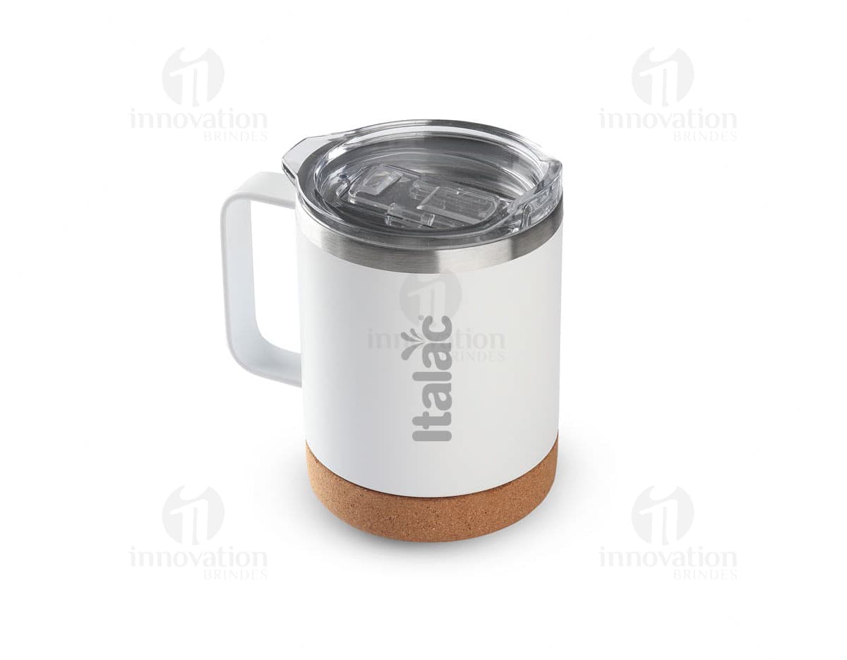 Cafeteira de metal preto e prata de 180 ml com uma pequena colher dentro, em um fundo de cozinha moderna. Cafeteira de metal preto e prata de 180 ml com uma pequena colher dentro, em um fundo de cozinha moderna.