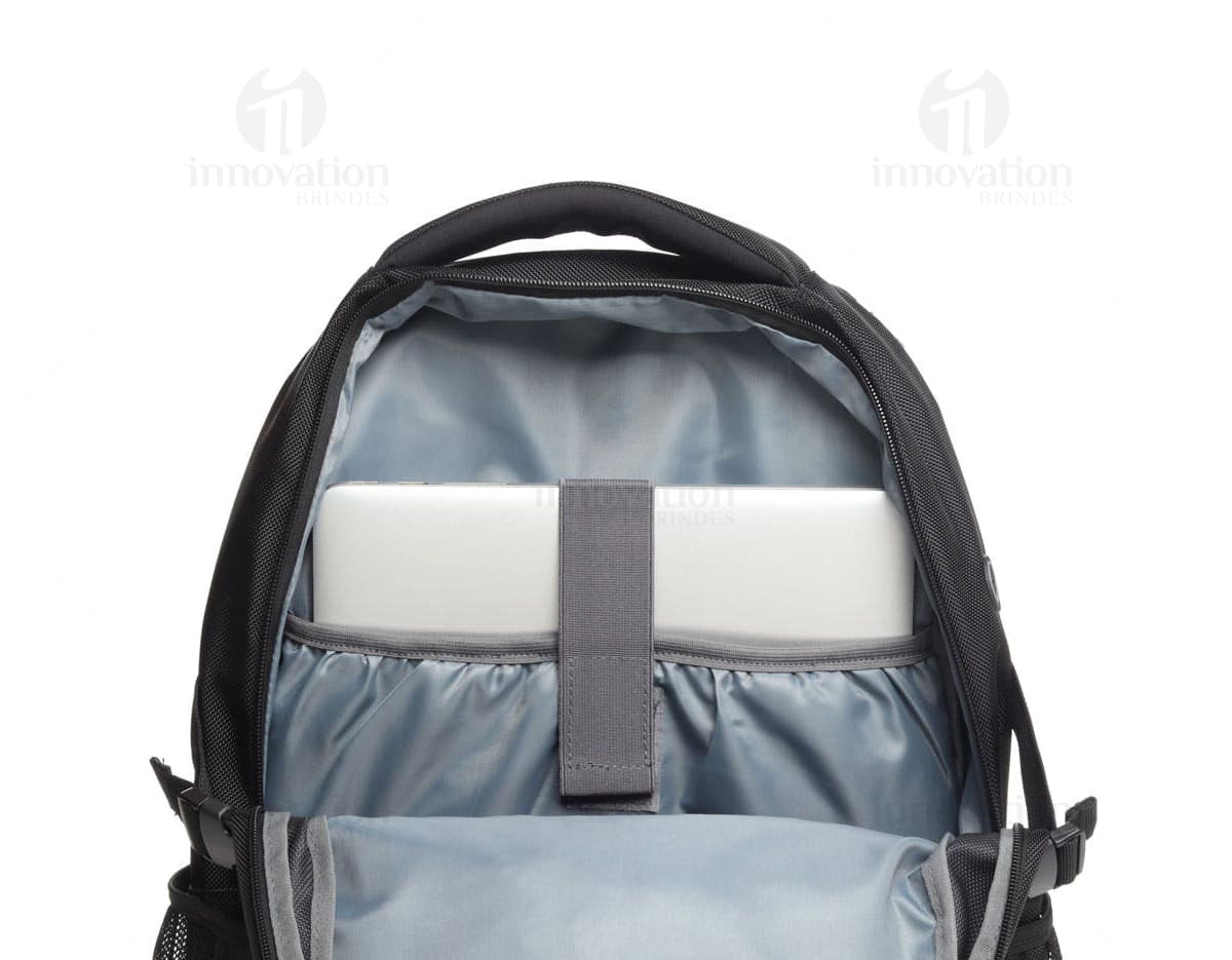 Mochila notebook em poliéster, cor preta, com saída USB na lateral. Mochila notebook em poliéster, cor preta, com saída USB na lateral.