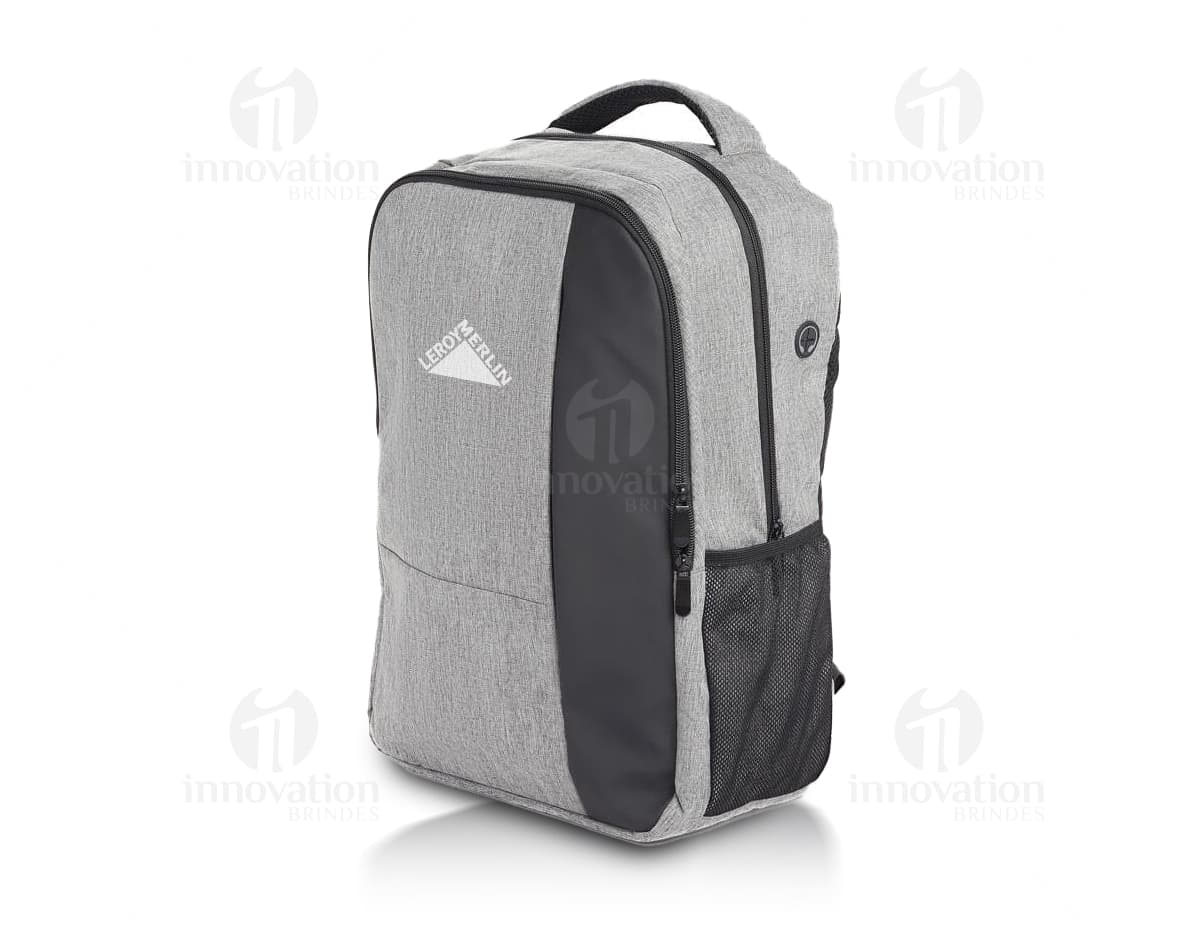 Kit com 6 porta copos em formato redondo e na cor preta, com bordas prateadas. O produto está disposto em fileiras ordenadas sobre uma superfície branca e lisa. Kit com 6 porta copos em formato redondo e na cor preta, com bordas prateadas. O produto está disposto em fileiras ordenadas sobre uma superfície branca e lisa.