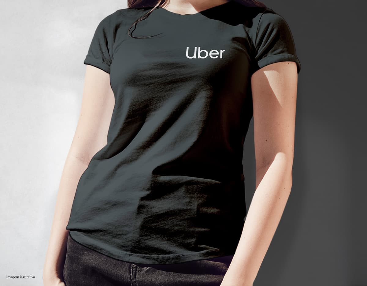 Homem jovem e atraente, sorrindo, usando uma camiseta preta. Ele está em pé, confiante e feliz, em um estúdio. O modelo possui um estilo moderno e casual, representando um estilo de vida saudável e esportivo. O jovem tem cabelos escuros e olhos azuis, transmitindo jovialidade e felicidade. Homem jovem e atraente, sorrindo, usando uma camiseta preta. Ele está em pé, confiante e feliz, em um estúdio. O modelo possui um estilo moderno e casual, representando um estilo de vida saudável e esportivo. O jovem tem cabelos escuros e olhos azuis, transmitindo jovialidade e felicidade.