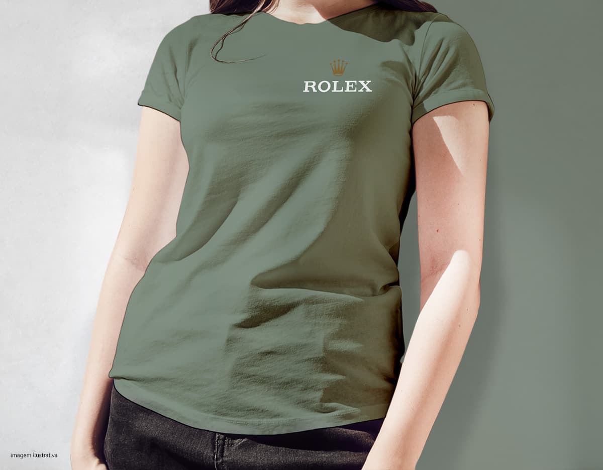 Homem jovem e atraente, sorrindo, usando uma camiseta preta. Ele está em pé, confiante e feliz, em um estúdio. O modelo possui um estilo moderno e casual, representando um estilo de vida saudável e esportivo. O jovem tem cabelos escuros e olhos azuis, transmitindo jovialidade e felicidade. Homem jovem e atraente, sorrindo, usando uma camiseta preta. Ele está em pé, confiante e feliz, em um estúdio. O modelo possui um estilo moderno e casual, representando um estilo de vida saudável e esportivo. O jovem tem cabelos escuros e olhos azuis, transmitindo jovialidade e felicidade.