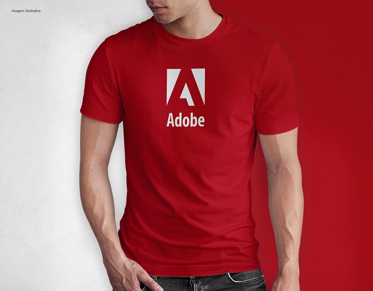 Homem jovem e atraente sorrindo enquanto posa com uma camiseta preta de algodão. Ele está em pé, com as mãos nos bolsos de uma calça jeans, exibindo um visual casual e moderno. Homem jovem e atraente sorrindo enquanto posa com uma camiseta preta de algodão. Ele está em pé, com as mãos nos bolsos de uma calça jeans, exibindo um visual casual e moderno.