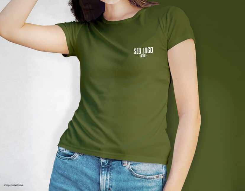 Camiseta feminina de corte cinturado em cor azul, usada por uma modelo sorridente e atraente. Ela está posando de forma casual e elegante, com cabelo escuro e jeans. A roupa é moderna e estilosa, perfeita para mulheres jovens e modernas.