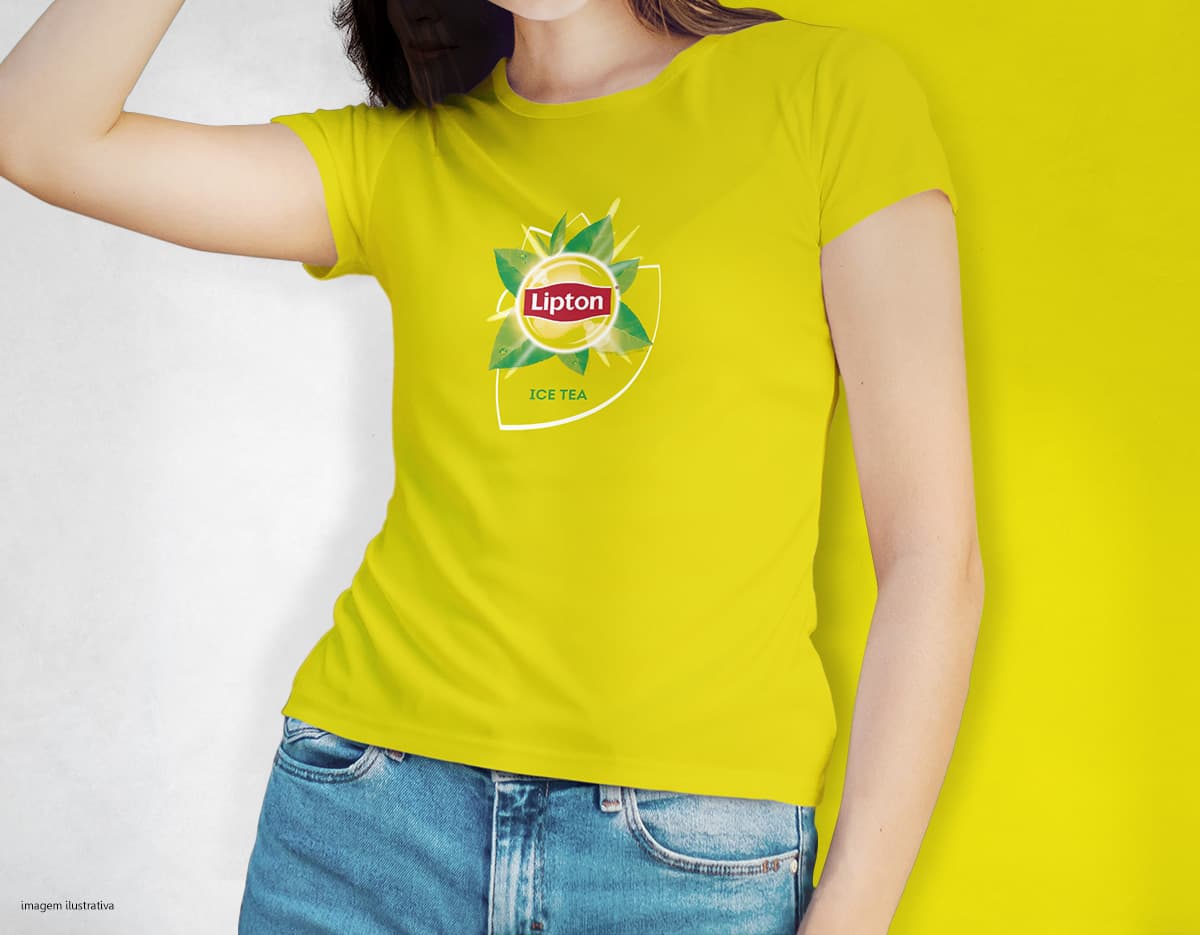 Camiseta feminina na cor branca com estampa de flores coloridas e modelagem solta. Camiseta feminina na cor branca com estampa de flores coloridas e modelagem solta.