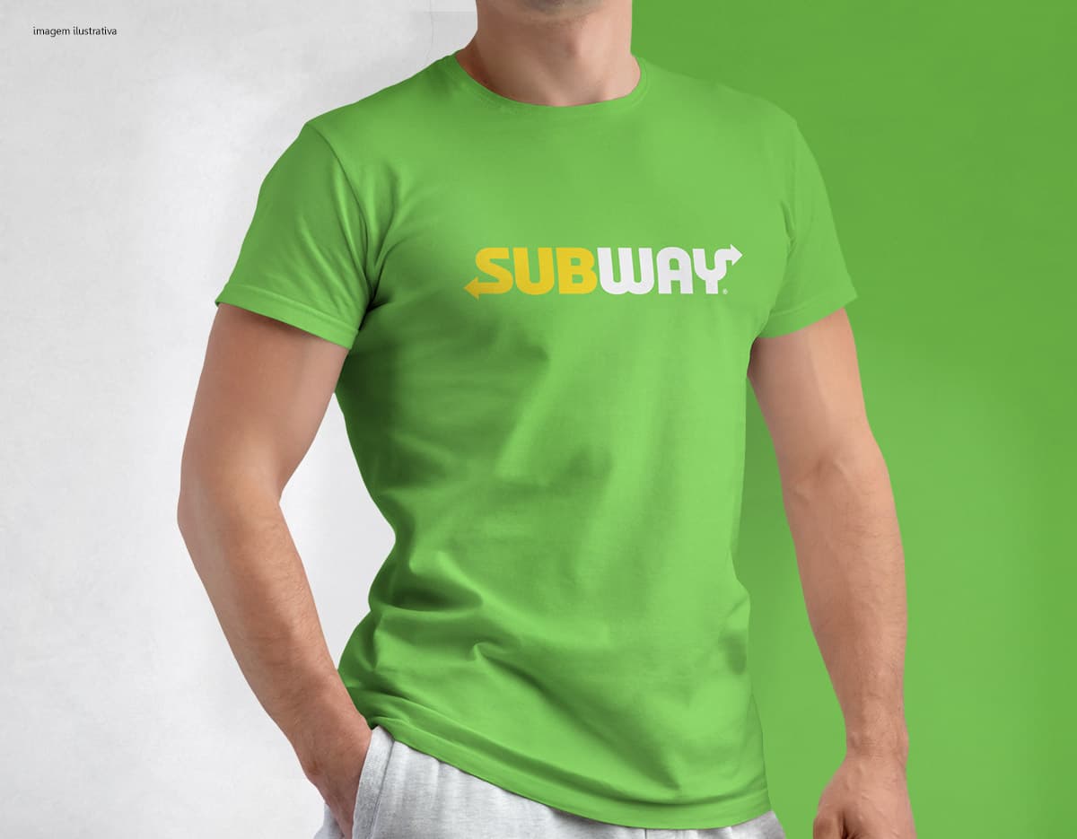 Camiseta tradicional em poliéster de cor branca com gola redonda e sem estampas. Camiseta tradicional em poliéster de cor branca com gola redonda e sem estampas.
