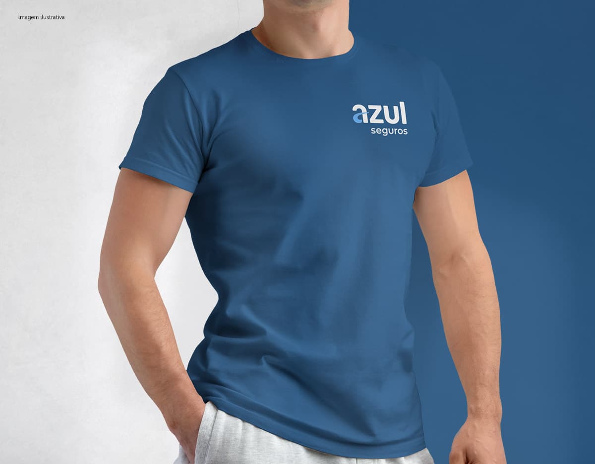 homem jovem e atraente sorrindo, vestindo uma camiseta tradicional de poliéster preta e jeans. Ele está em pé, posando de forma descontraída em um estúdio, com um sorriso feliz no rosto. O modelo tem um estilo moderno e casual, transmitindo confiança e bom humor. homem jovem e atraente sorrindo, vestindo uma camiseta tradicional de poliéster preta e jeans. Ele está em pé, posando de forma descontraída em um estúdio, com um sorriso feliz no rosto. O modelo tem um estilo moderno e casual, transmitindo confiança e bom humor.